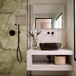 Elpida Luxury Villa, With Infinity Pool & Whirlpool, By Thinkvilla Βίλα